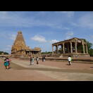 Links das Vimana, der Turm über dem zentralen Heiligtum, mit der Vorhalle, rechts der große überdachte Nandi